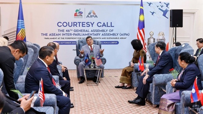 Chủ tịch Hạ viện Malaysia Tan Sri Dato’ Johari bin Abdul tiếp các Trưởng đoàn tham dự AIPA-46. Ảnh: TTXVN.