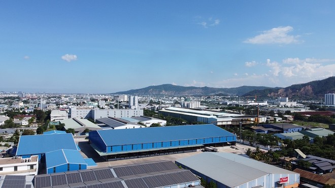 Các công trình điện mặt trời được lắp đặt trên mái nhà xưởng trong Khu công nghiệp Hòa Khánh, TP.Đà Nẵng. 