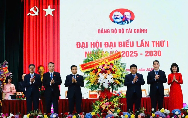 Lãnh đạo Chính phủ chúc mừng Đại hội đại biểu Đảng bộ Bộ Tài chính lần thứ I.