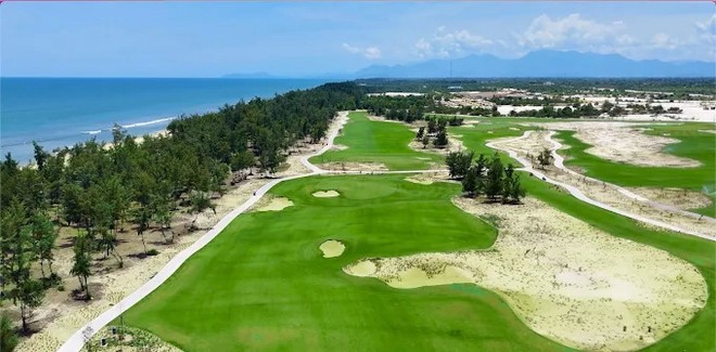 Một sân golf tại khu vực ven biển TP. Huế. (Ảnh nguồn: goldensandsgolf.vn)