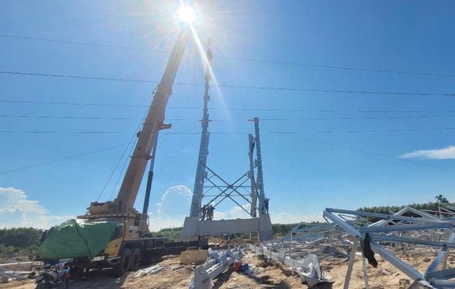 Thi công dựng cột dự án đường dây 220kV Nhà máy điện Nhơn Trạch 3 - TBA 500kV Long Thành. Ảnh: VGP.