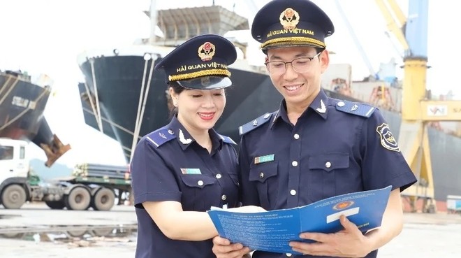 Hoạt động nghiệp vụ của Hải quan cửa khẩu Cảng Nghi Sơn. Ảnh: Đỗ Đức.