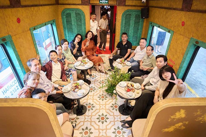 Du khách trải nghiệm đoàn tàu văn hóa, du lịch Hà Nội 5 của ô - The Hanoi Train