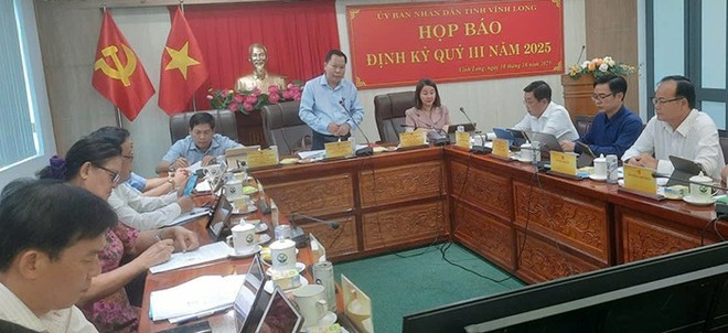 Ông Nguyễn Mạnh Hùng, Chánh Văn phòng UBND tỉnh Vĩnh Long phát biểu tại cuộc họp báo.