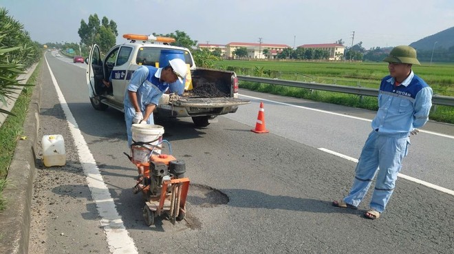 Sửa chữa hư hỏng mặt đường do mưa lũ trên cao tốc Nội Bài - Lào Cai.