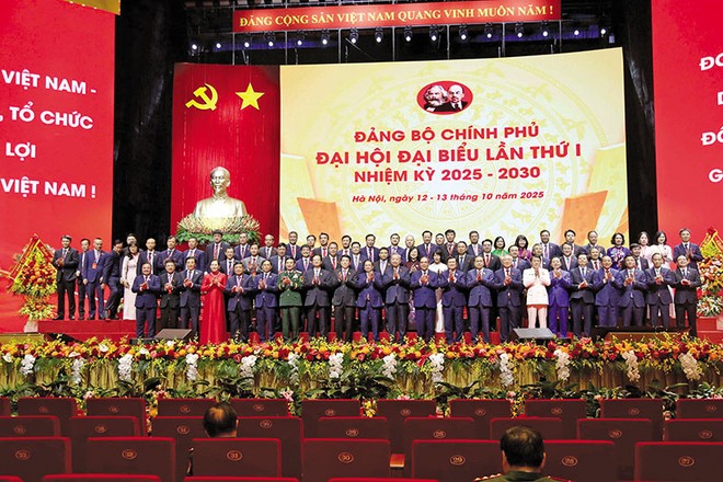 Lãnh đạo Đảng, Nhà nước, Chính phủ và Đoàn Chủ tịch Đại hội chụp ảnh lưu niệm với Đoàn đại biểu Đảng bộ Bộ Tài chính