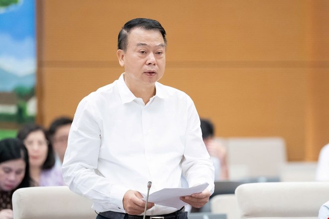 Thứ trưởng Bộ Tài chính Nguyễn Đức Chi trình bày báo cáo.