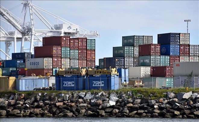 Các container hàng hóa của hãng vận tải Trung Quốc COSCO tại cảng Long Beach, bang California, Mỹ. Ảnh: THX/TTXVN