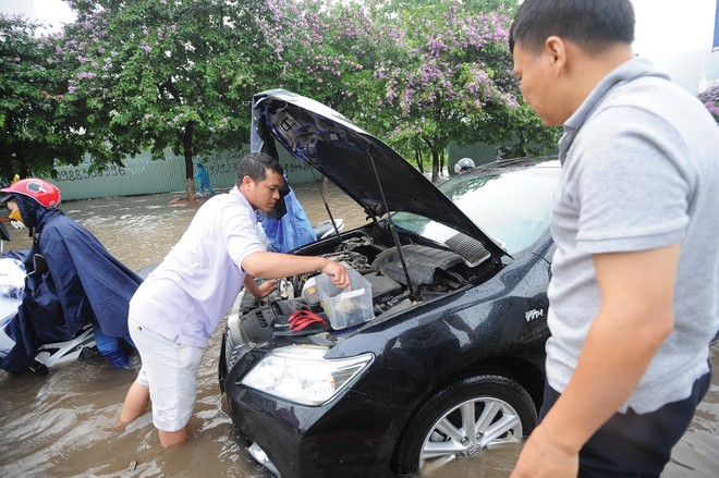Mưa lớn sau bão số 10 và 11 khiến hàng loạt khu vực bị ngập sâu, hàng nghìn ô tô bị thủy kích