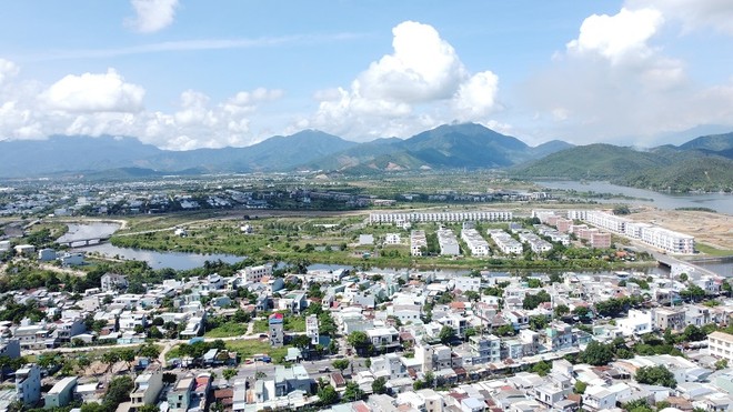 Công tác lập quy hoạch đô thị và nông thôn được triển khai đồng bộ trên các cấp, gồm quy hoạch chung thành phố Đà Nẵng đến năm 2045, tầm nhìn đến năm 2075 do Sở Xây dựng và Ban quản lý dự án đầu tư xây dựng các công trình dân dụng, công nghiệp và hạ tầng kỹ thuật chủ trì thực hiện. Trong ảnh là khu vực đô thị phía Tây thành phố Đà Nẵng. Ảnh: Linh Đan