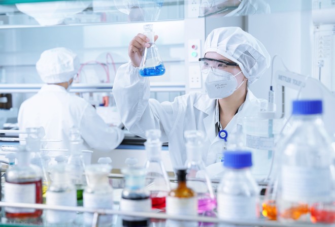 Công tác nghiên cứu và phát triển sản phẩm tại nhà máy thuốc đạt chất lượng EU-GMP. Ảnh: Imexpharm.