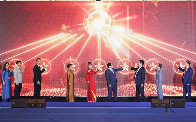 Thủ tướng Chính phủ và các doanh nhân khởi xướng Chương trình "Toàn cảnh Kinh tế tư nhân lần thứ nhất" (ViPEL 2025) khởi động cơ chế công - tư kiến quốc