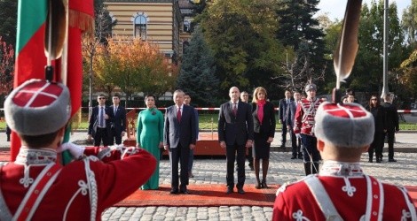 Tổng thống Cộng hòa Bulgaria Rumen Radev và Phu nhân chủ trì Lễ đón Tổng Bí thư Tô Lâm và Phu nhân cùng đoàn đại biểu cấp cao Việt Nam thăm chính thức Bulgaria. (Ảnh: Thống Nhất/TTXVN).