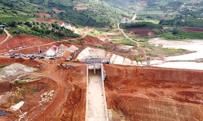 Từ khi xảy ra sự cố sụt lún, sạt trượt đất, Dự án Hồ chứa nước Đông Thanh (xã Nam Ban Lâm Hà, tỉnh Lâm Đồng) phải tạm dừng thi công để xác định nguyên nhân cũng như đánh giá mức độ ảnh hưởng, xem xét việc tiếp tục triển khai dự án có khả thi hay không. Ảnh: A.T