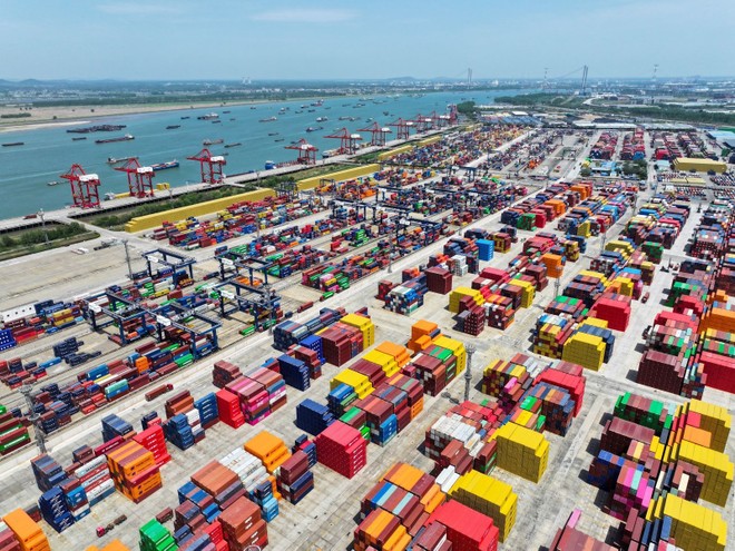 Quang cảnh cảng hàng hóa ở tỉnh Giang Tô, Trung Quốc. Ảnh: THX/TTXVN
