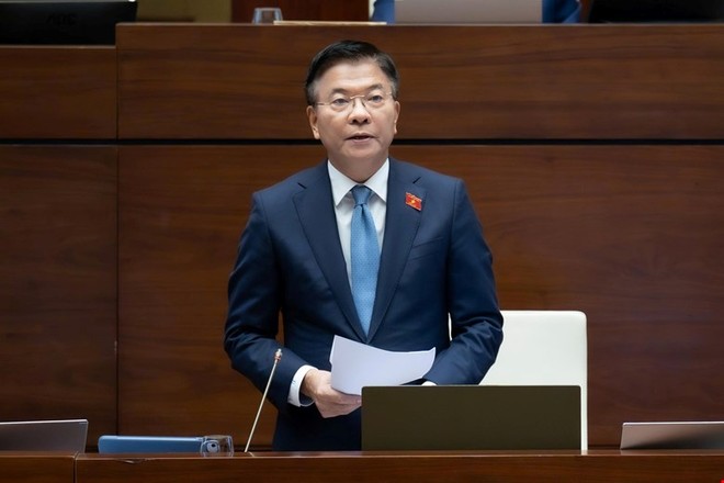 Phó thủ tướng Lê Thành Long báo cáo giải trình.