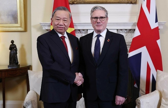 Tổng Bí thư Tô Lâm bắt tay Thủ tướng Anh Keir Starmer. Ảnh: TTXVN.