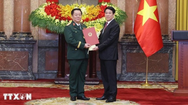 Chủ tịch nước Lương Cường trao Quyết định bổ nhiệm đồng chí Nguyễn Trọng Nghĩa giữ chức Chủ nhiệm Tổng cục Chính trị Quân đội nhân dân Việt Nam, đồng thời thăng quân hàm từ Thượng tướng lên Đại tướng. (Ảnh: Lâm Khánh/TTXVN).