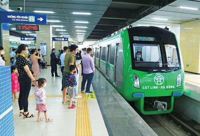 Hà Nội Metro sẽ hỗ trợ hành khách chuyển đổi thông tin vé ngày, vé tuần, vé tháng từ hệ thống cũ sang hệ thống mới tại 12 nhà ga trên tuyến.