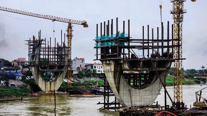 Nhiều dự án hạ tầng giao thông bị vỡ sâu tiến độ. Trong ảnh: Dự án Nâng cấp tuyến vận tải thủy sông Đuống (cầu đường sắt Đuống) phải gia hạn thời gian hoàn thành 