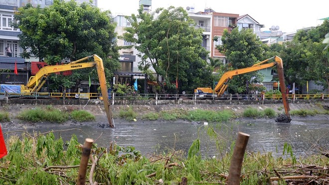 Thi công dự án cải tạo môi trường, xây dựng hạ tầng rạch Xuyên Tâm. Ảnh: Lê Minh