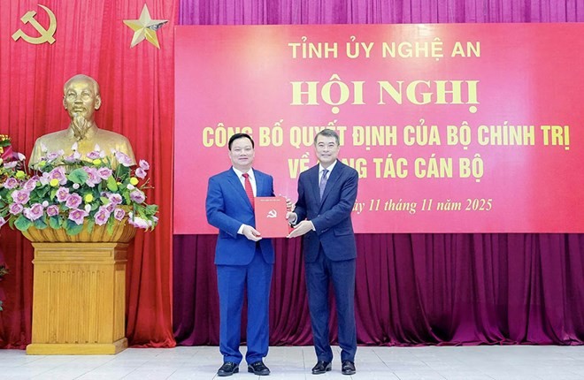 Trưởng ban Tổ chức Trung ương Lê Minh Hưng trao Quyết định của Bộ Chính trị cho tân Bí thư Tỉnh ủy Nghệ An Nguyễn Khắc Thận. Ảnh Phạm Bằng