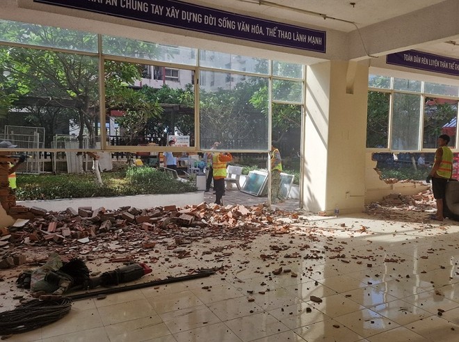 Lực lượng chức năng thực hiện cưỡng chế vi phạm tại chung cư Thái An 3 và 4 vào năm 2024. Ảnh: Q.M 