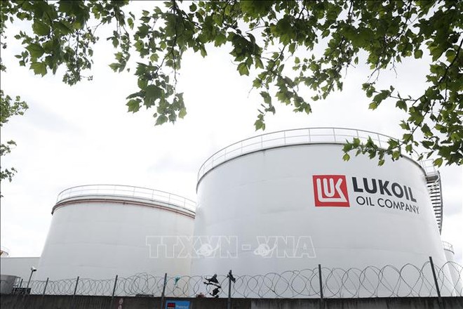 Các bể chứa dầu của công ty Lukoil tại Brussels, Bỉ. Ảnh: AFP/TTXVN