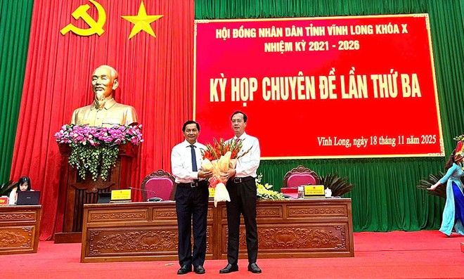 Bí thư Tỉnh ủy Vĩnh Long Trần Văn Lâu tặng hoa chúc mừng ông Trần Trí Quang (bên phải). Ảnh: Lê Sơn