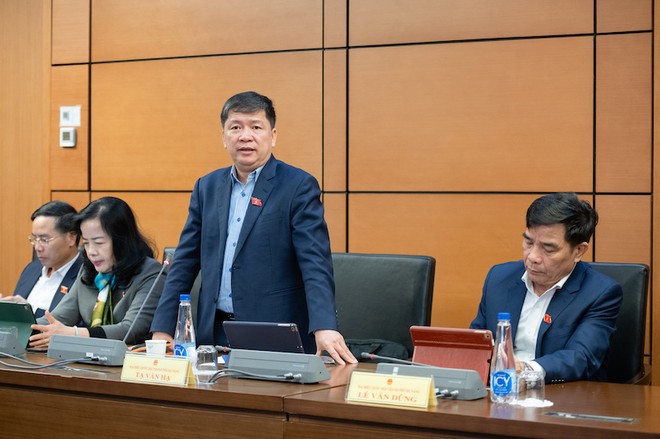 Đại biểu Tạ Văn Hạ phát biểu tại tổ - Ảnh: PT. 