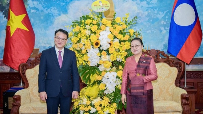 Thứ trưởng Trần Quốc Phương chúc mừng Đại sứ Cộng hòa Dân chủ Nhân dân Lào tại Việt Nam Khamphao Ernthavanh.