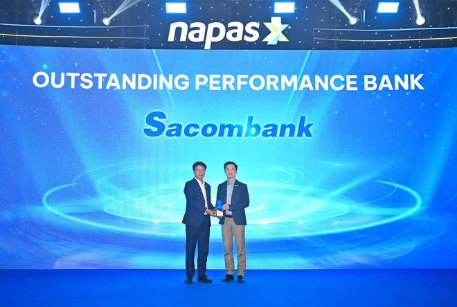 Ông Nguyễn Minh Tâm (Phó Tổng giám đốc) đại diện ngân hàng nhận giải thưởng Ngân hàng tiêu biểu 2025