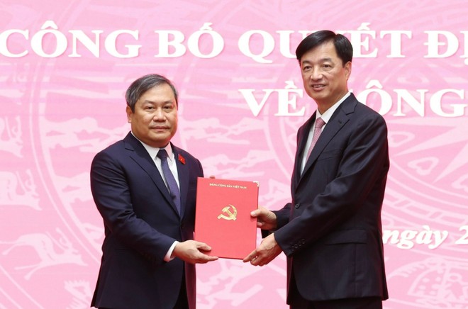 Ủy viên Bộ Chính trị, Bí thư Thành ủy Hà Nội Nguyễn Duy Ngọc trao quyết định cho ông Vũ Đại Thắng. Ảnh: Viết Thành.