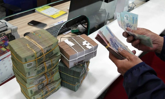 Bẫy nợ tiêu dùng khi lãi vay vọt tăng mạnh 