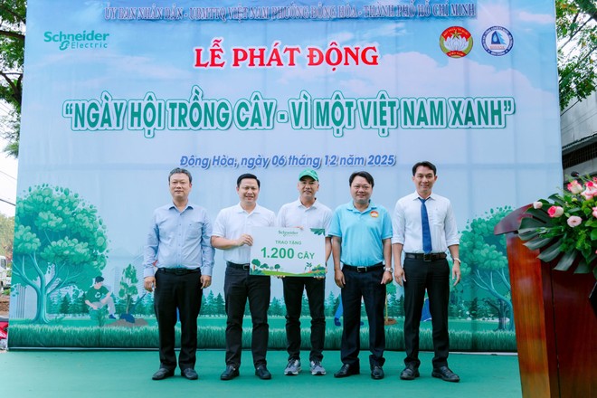 Schneider Electric đồng hành cùng UBND phường Đông Hòa, TP.HCM trồng cây phủ xanh đất trống