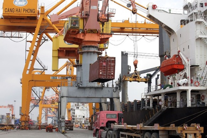 Bộ Xây dựng cũng được yêu cầu chủ trì, phối hợp với UBND TP.HCM, TP. Hải Phòng và các doanh nghiệp dẫn dắt, hiệp hội doanh nghiệp liên quan xây dựng Chiến lược phát triển Trung tâm Hàng hải quốc tế tại TP.HCM, Chiến lược phát triển vận tải thủy nội địa tại TP.HCM, Hải Phòng...