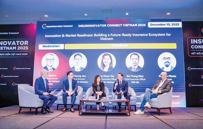 Ông Bùi Trung Kiên, Tổng giám đốc MB Life (thứ hai từ phải sang) cùng các diễn giả tại InsurInnovator Connect Vietnam 2025