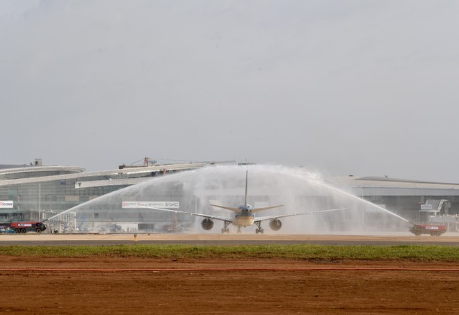 Chuyến bay mang số hiệu VN5001 được chào đón bằng nghi thức phun vòi rồng. 