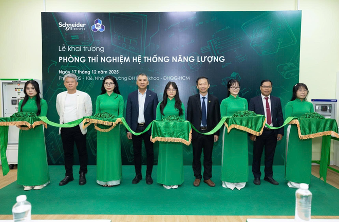 Đại diện Schneider Electric và Trường Đại học Bách khoa – ĐHQG-HCM cắt băng khai trương Phòng Thí nghiệm Hệ thống Năng lượng 