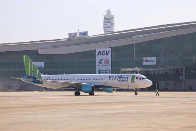 Tàu bay của Bamboo Airways hạ cánh tại Cảng hàng không quốc tế Long Thành. 