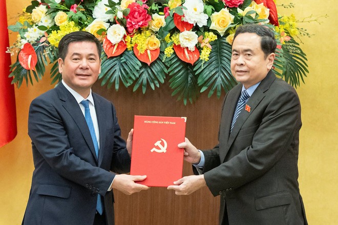 Chủ tịch Quốc hội Trần Thanh Mẫn trao quyết định của Bộ Chính trị cho ông Nguyễn Hồng Diên. Ảnh: PT . 