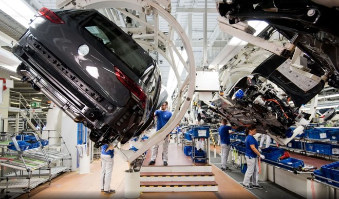 Dây chuyền sản xuất xe ô tô của Hãng Volkswagen tại nhà máy ở Wolfsburg, Đức. Ảnh: DPA/TTXVN 