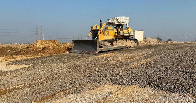 Dự án Xây dựng đường trục Đông - Tây (đoạn nối Quốc lộ 37 với ĐT295), huyện Hiệp Hòa có tổng chiều dài tuyến khoảng 5,7 km, tổng mức đầu tư khoảng 473 tỷ đồng. Ảnh: Thùy Linh 