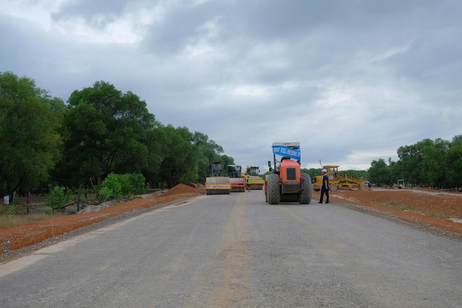 Dự án Đường ven biển kết nối hành lang kinh tế Đông - Tây, tỉnh Quảng Trị hiện đã được gia hạn tiến độ đến năm 2027. Ảnh: Trần Tuyền