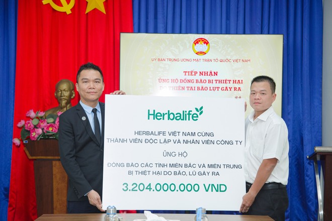 Herbalife Việt Nam ủng hộ hơn 3,2 tỷ đồng thông qua Ủy ban Trung ương Mặt trận Tổ quốc Việt Nam cho người dân bị thiệt hại bởi hai cơn bão Bualoi và Matmo 