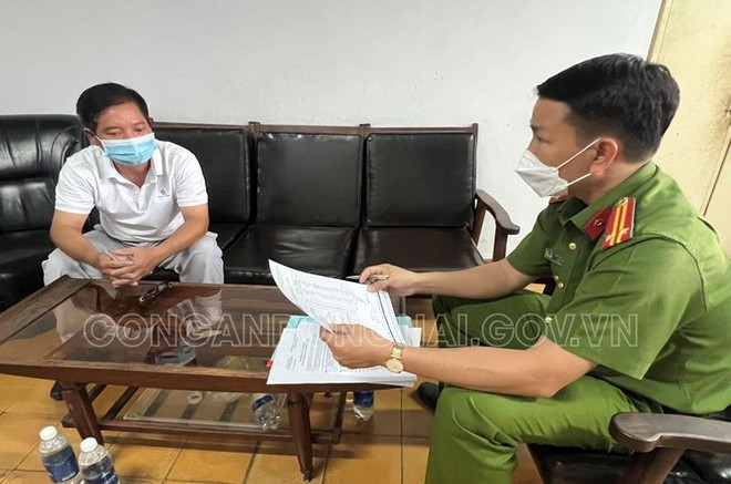Cán bộ Phòng Cảnh sát môi trường làm việc với Ông Nguyễn Hải Triều, Giám đốc Xí nghiệp đèn ống Diện Quang (Ảnh https://congan.dongnai.gov.vn)