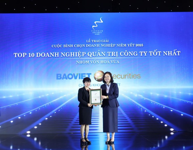 Bà Bùi Thị Mai Hiên - Giám đốc Quản lý hoạt động Công ty đại diện nhận bằng khen.