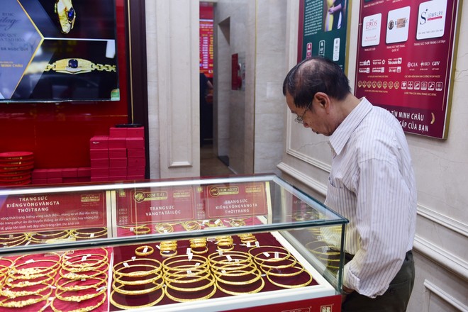 Giá vàng vượt mốc 53 triệu đồng/lượng, đổ xô mua vàng liệu có lời?