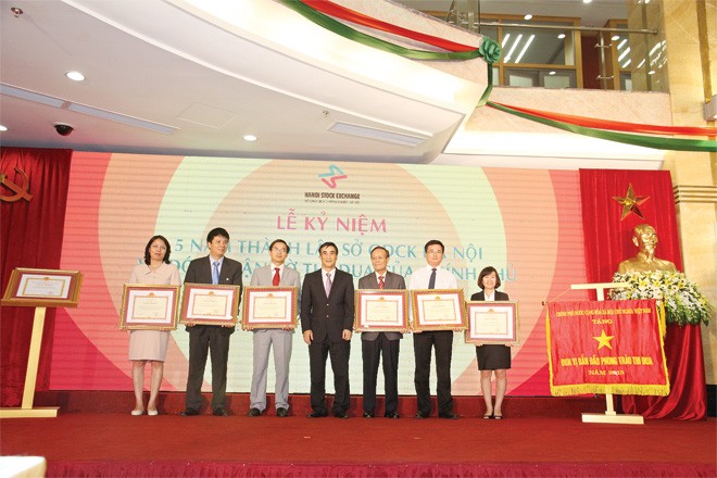 Tặng bằng khen cho 6 thành viên HNX