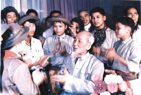 Bác Hồ gặp các cháu thiếu nhi dũng sỹ miền Nam tại Phủ Chủ tịch năm 1968.
ảnh: ttxvn